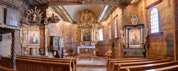 Ołtarz w drewnianym kościele w Żernicy